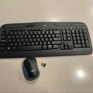 Logitech - MK320 Full-size Wireless Optical Keyboard and Mouse Bundle - Black